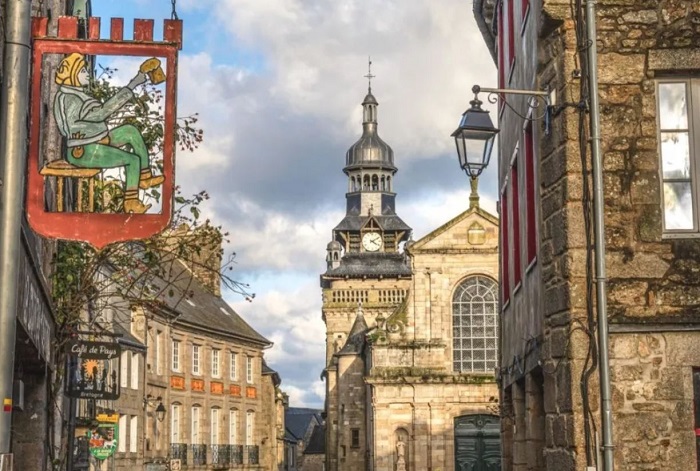 Ghé thăm nhà thờ Eglise Saint Mathurin, Bảo tàng Cách mạng và một số điểm đến lịch sử khác bạn nên ghé thăm khi đến Moncontour. Ảnh: wp