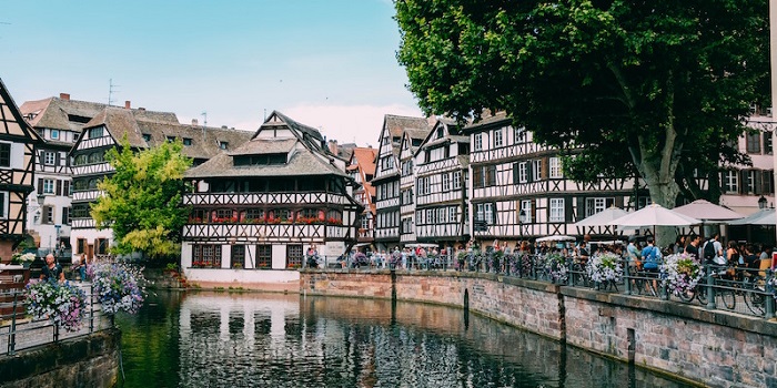 Colombage hiện lên với những ngôi nhà gỗ đầy màu sắc san sát nhau – hình ảnh quen thuộc tại các thị trấn cổ của Pháp. Ảnh: samse