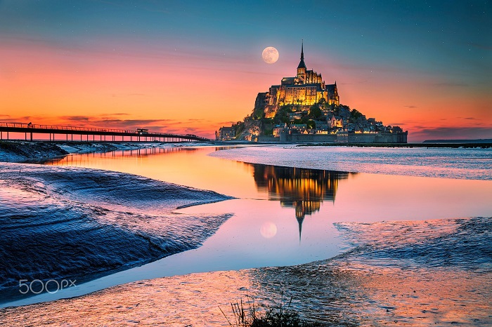 Vẻ đẹp bất kể ngày hay đêm của Le Mont-Saint-Michel đều quyến rũ trái tim mọi du khách mê khám phá. Ảnh: Pinterest
