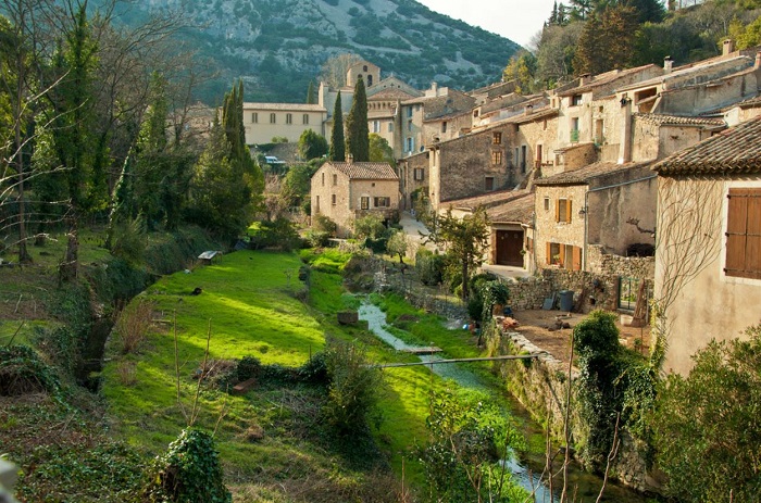 Saint-Guilhem-le-Désert không có người ở, với khung cảnh nên thơ, gần gũi với thiên nhiên như đưa bạn lạc vào xứ sở cổ tích diệu kỳ. Ảnh: regionfrance