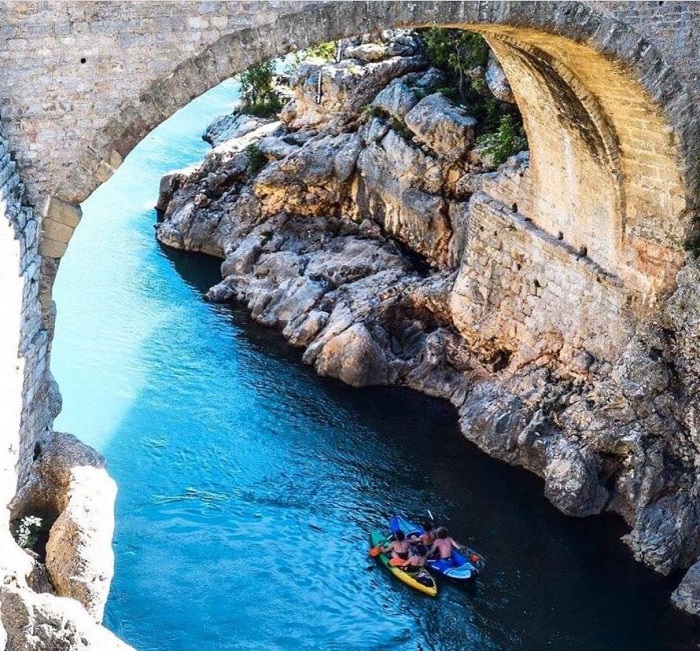 Chèo thuyền kayak chui qua cây cầu cổ để chiêm ngưỡng vẻ đẹp độc đáo bao quanh bởi những khu rừng và hồ nước ở Saint-Guilhem-le-Désert. Ảnh:@_hollycat